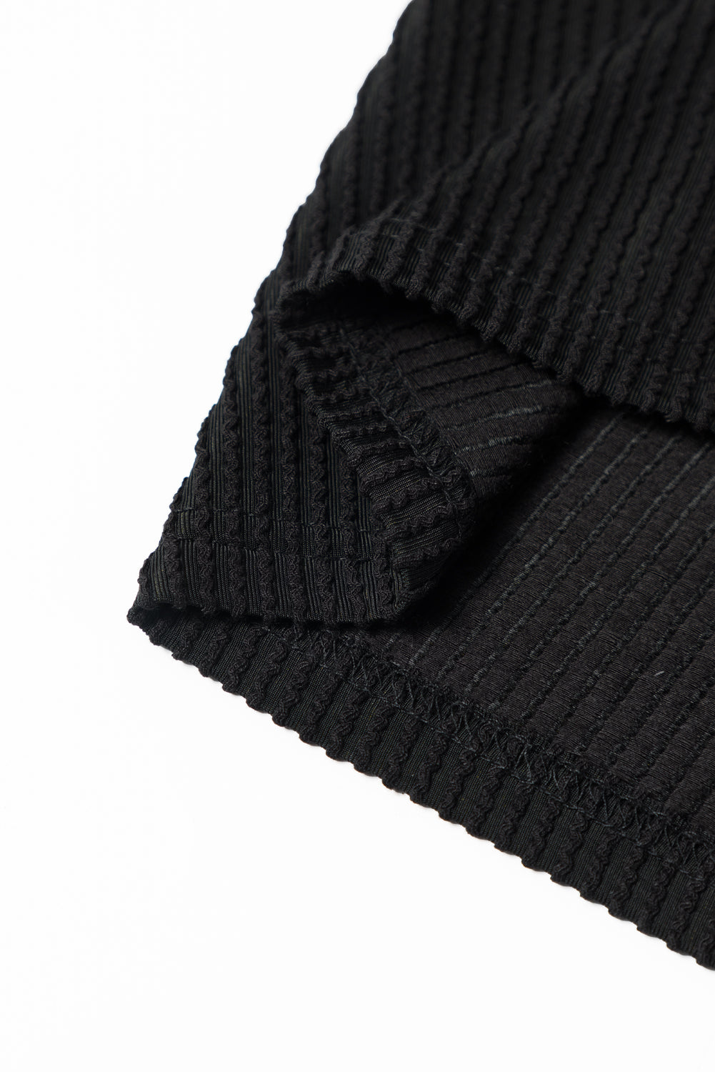 ชุดเดรสแขนยาวสีดำลาย Twist Cutout