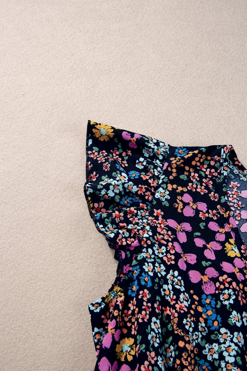 ชุดเดรส Midi Dress คอวีแขนยาวลายดอกไม้สีดำ