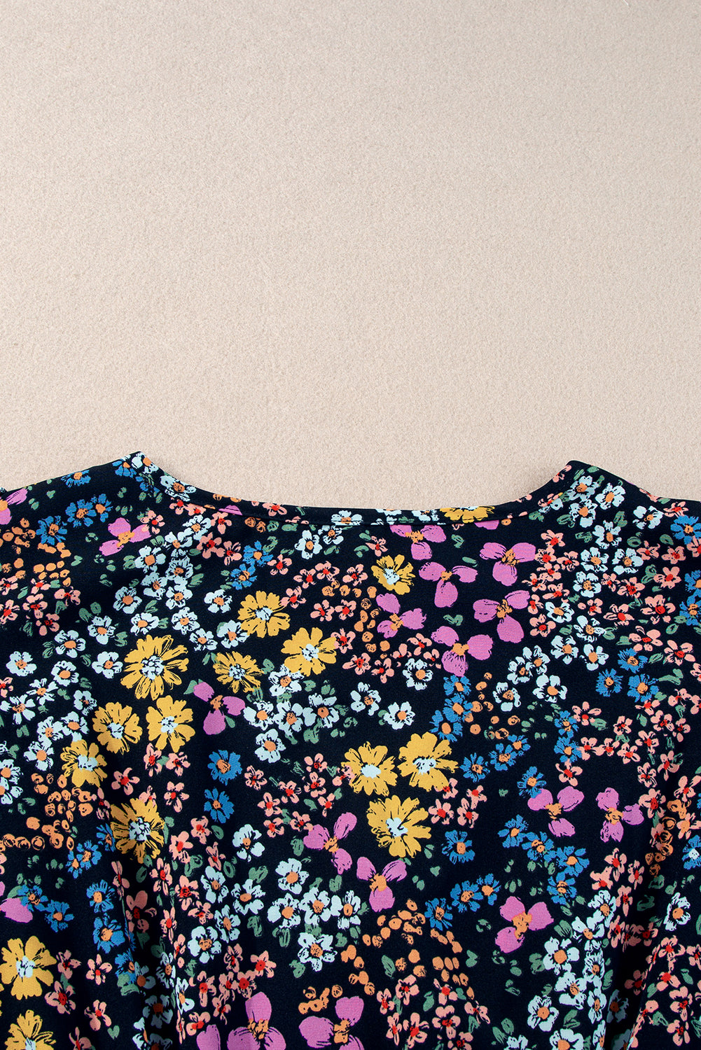 ชุดเดรส Midi Dress คอวีแขนยาวลายดอกไม้สีดำ