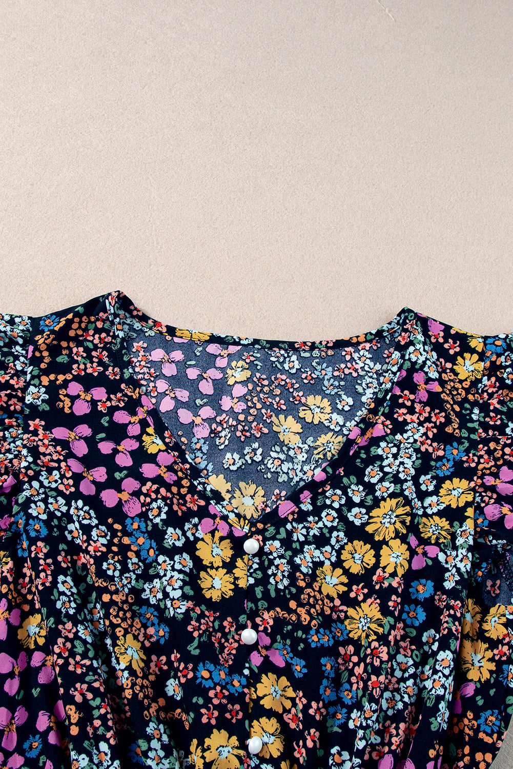 ชุดเดรส Midi Dress คอวีแขนยาวลายดอกไม้สีดำ