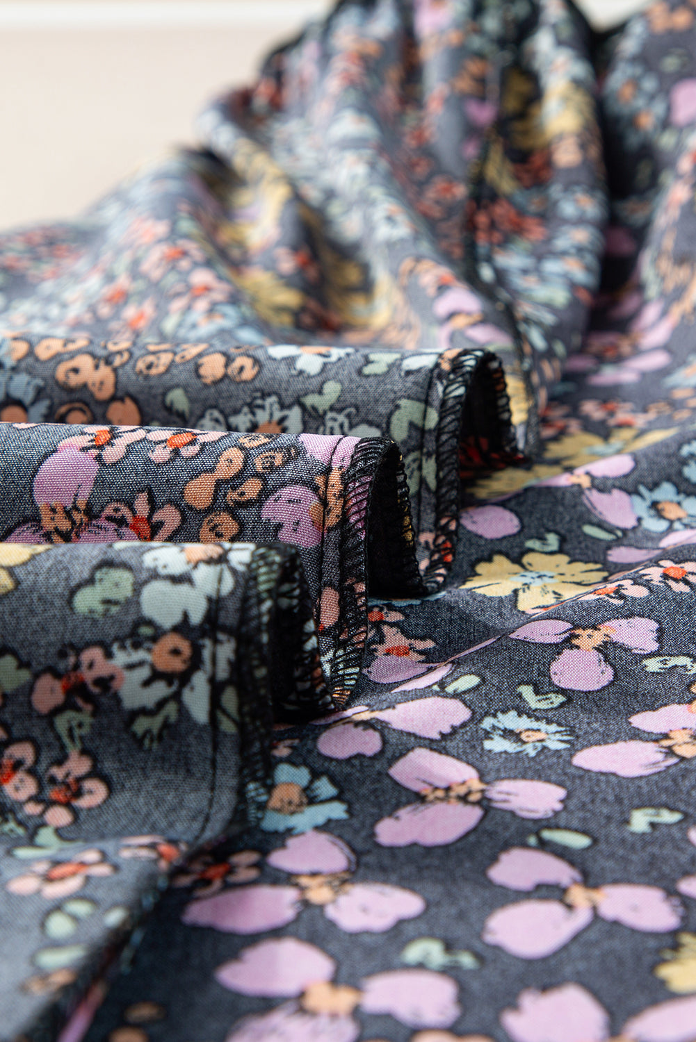 ชุดเดรส Midi Dress คอวีแขนยาวลายดอกไม้สีดำ