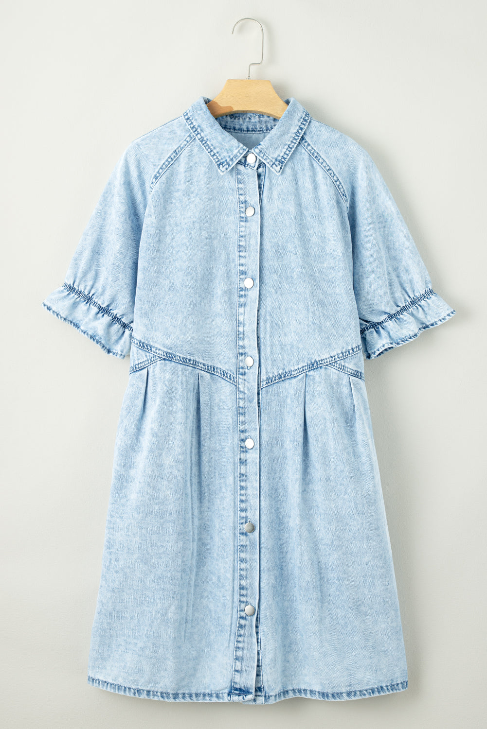 ชุดเดรสยีนส์แขนสั้นติดกระดุม Beau Blue Mineral Wash