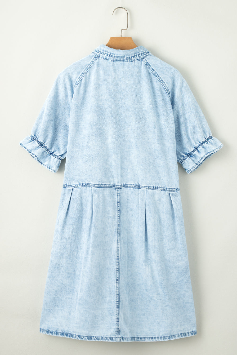 ชุดเดรสยีนส์แขนสั้นติดกระดุม Beau Blue Mineral Wash